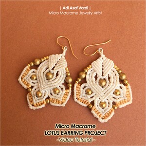 Op de afbeelding: Close-up van twee handgemaakte micro macram&eacute; lotus oorbellen. De oorbellen zijn wit en goud, met goudkleurige kralen en oorhaken. De tekst in de afbeelding luidt: Micro Macrame LOTUS EARRING PROJECT -Video Tutorial-.