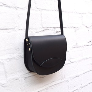 Echtes schwarzes Leder Crossbody Tasche, handgemachte Sattel Geldbörse für Frauen, Minimalist Umhängetasche, Geschenk für Sie