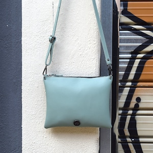 Petit sac à bandoulière vert menthe, sac en cuir végétalien, bandoulière faite à la main pour femmes, pochette minimale, sac à main mince pour femmes, cadeaux de Saint-Valentin pour elle