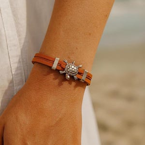 Pulseira Tartaruga Marinha: Pulseira de Couro com Pingente de Tartaruga Prateada – Joia Boho com Tema Náutico – Pulseira de Praia – Presente Náutico Unissex