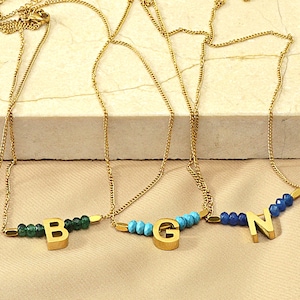Collar de inicial de oro personalizado con cuentas de jade facetadas: delicado colgante de letra, regalo de joyería minimalista para ella, collar con nombre personalizado