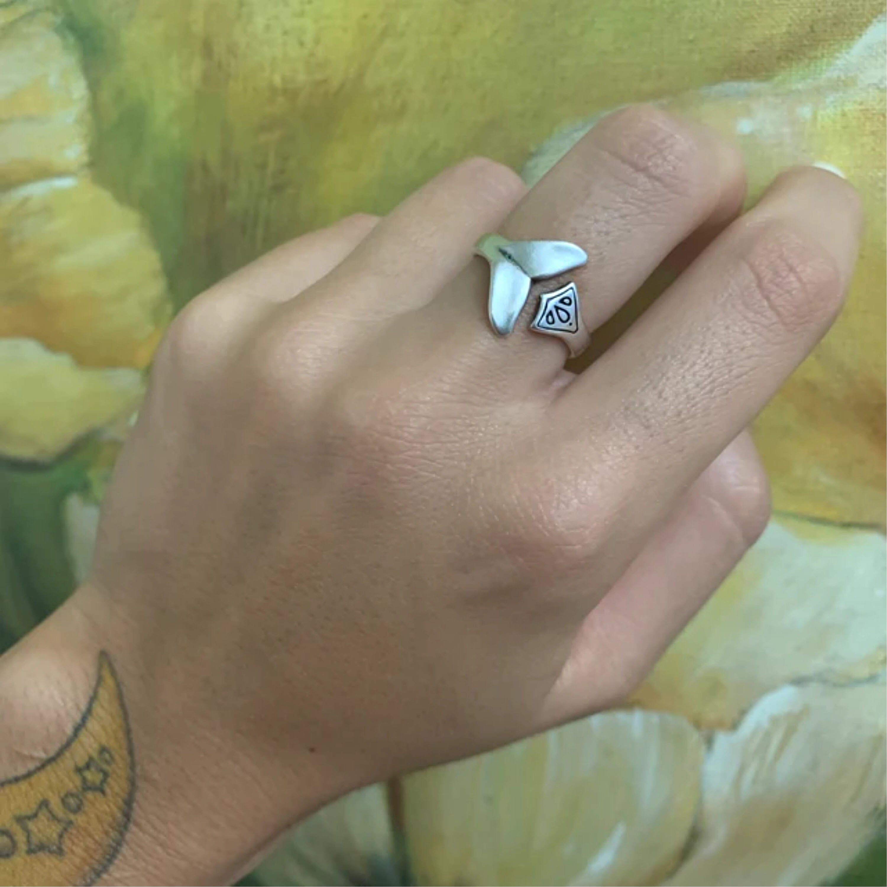 スターリングシルバーメッキのクジラリング：調節可能なビーチ