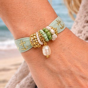 Puede incluir: Un juego de tres tazas de cerámica con acabado mate moteado. Las tazas son de color crema, gris claro y gris oscuro. Cada taza tiene un diseño simple y minimalista.