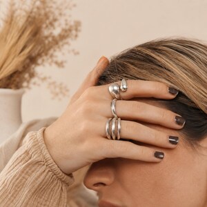 Silberner Wickelring mit auffälligem, skulpturalem, offenem Design, verstellbarem Band, Boho-Stil, Geschenk für Sie