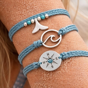 Pulsera de hilo playero con brújula y cola de ballena. Joyas oceánicas impermeables. Regalo ideal para surfistas costeros.