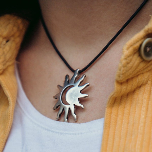 Silber Sonne Mond Halskette Boho Leder Mond Sonne Halskette Leder Choker Sonnenschein Halskette Sonne Mond Anhänger Statement Schmuck Geschenke für Sie