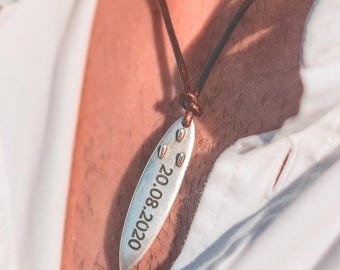 Gepersonaliseerde surfplankketting – gegraveerde surfhangersieraden voor heren en dames – kustcadeau voor surfers