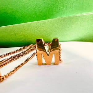 Collar con inicial chapado en oro de 18 quilates, regalo para el mejor amigo, colgante con letra delicada, joyería personalizada, uso diario, resistente al agua, nombre personalizado para el cuello