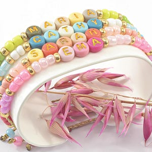 Pulsera infantil personalizada – Pulsera con nombre y cuentas en tonos pastel – Regalo de cumpleaños para niña – Pulsera de la amistad para niña pequeña – Joyería ajustable para niña