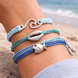 コースタルブレスレットセット ウェーブシェルフィッシュチャームブレスレット スタックビーチジュエリー 調節可能なコードブレスレット 夏のビーチギフト 女性用