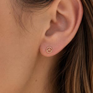 Boucles d'oreilles vagues en argent sterling, bijoux de plage, cadeau pour amoureux de la mer, boucles d'oreilles minimalistes côtières, petits clous vagues pour surfeur, idée cadeau