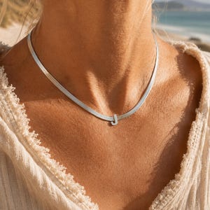 Colar com Inicial em Prata, Corrente Espinha de Peixe, Colar Personalizado com Letra, Joia Minimalista, Presente Ideal para Mulheres, Presente de Dia das Mães dos Filhos