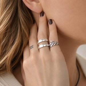 Anillo minimalista de plata, anillo envolvente moderno, joyería llamativa estilo boho, regalo para ella, anillo ajustable apilable para mujer.