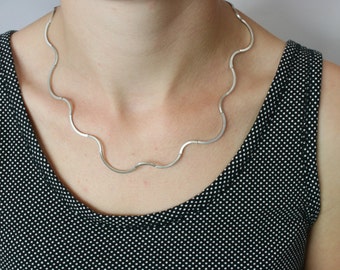 Collier "waves" worked from delicate adjacent shafts, from square profile 1.5 x 1.5 mm, with simple shapely hook closure