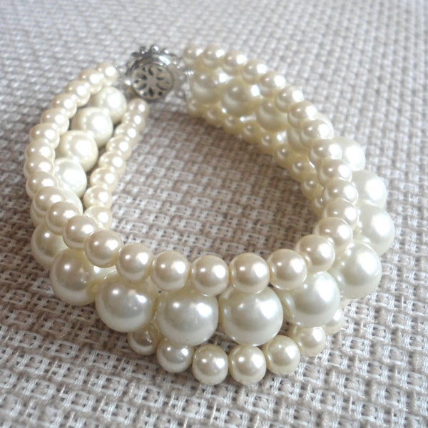 Bracelet en perle ivoire, bracelet en perle, bracelet en perle 3 brins, bijoux de mariage, bijoux en perles, bracelet en demoiselle d’honneur, bracelet en perle en verre,