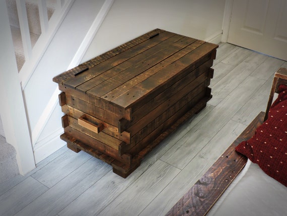 Cómo decorar un baúl de madera  Muebles de palés, Baul de madera, Muebles  de palés de madera