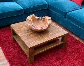 Reclaimed Wood Coffee Table: Rustic Pallet Furniture, Shabby Chic Style