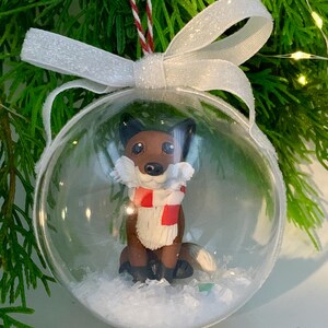 Adorno navideño en forma de bola de nieve con forma de zorro pequeño