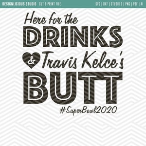 Op de afbeelding: Zwart-wit grafisch ontwerp met de tekst "Here for the drinks & Travis Kelce's BUTT #SuperBowl2020".