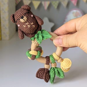 Gehäkelte Babyrassel Bär - Erstes sensorisches Spielzeug - Geschenk zur Geburt.