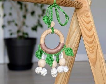 Gehaakt kinderwagen hert met houten ring: zintuiglijk cadeau voor pasgeborene