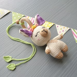 ベビーカー用の吊り下げおもちゃラマ。女の子への出産祝いのギフト。ベビーカー用の赤ちゃんのおもちゃ。新生児への初めてのギフト