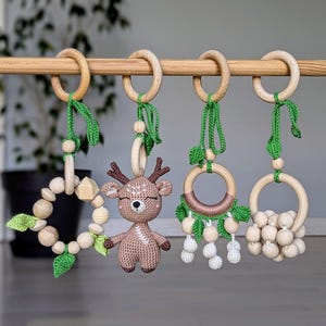 Spielbogen Anhänger Set mit weichem Hirsch – Häkel Sensorik Spielzeug – Holz Anhänger Spielzeug – Geschenk zur Geburt im Waldtiere-Stil