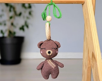Hangspeeltje gehaakte beer - autostoeltje babyaccessoire - katoenzacht dier