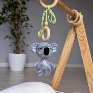 ベビーカー用の吊り下げ式おもちゃのコアラのぬいぐるみ。男の子にも女の子にも喜ばれるベビーシャワーのギフト。ベビーカー用の赤ちゃんのおもちゃ。新生児への初めてのギフト