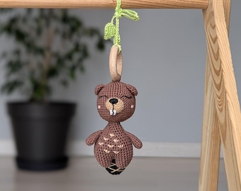 Gevulde bever babyhangspeeltje: kinderwagen, gehaakt montessorispeelgoed
