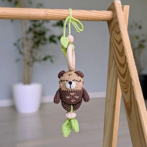かぎ針編みのラトル付きカワウソの吊り下げおもちゃ - ベビージム感覚玩具 - 森の動物で掴んで遊べる - 新生児へのギフトアイデア