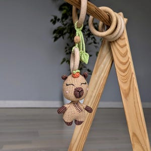 カピバラのぬいぐるみを吊るしたおもちゃ。男の子にも女の子にもぴったりのベビーシャワーギフト。ベビーカー用のおもちゃ。新生児への初めての贈り物にも。