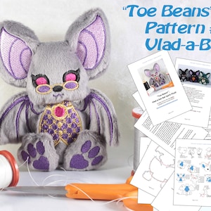 以下が含まれることがあります： 「Toe Beans」パターン＃3 Vlad-a-Batというタイトルのぬいぐるみコウモリのおもちゃの縫製パターン。このパターンには、紫色の翼、灰色の体、ピンク色の眼鏡のぬいぐるみコウモリを縫うための手順と図が含まれています。