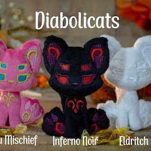 Op de afbeelding: Drie pluche katten speelgoed met geborduurde details. De kat links is roze met gouden accenten en blauwe ogen. De kat in het midden is zwart met rode accenten en rode ogen. De kat rechts is wit met witte accenten en witte ogen. De tekst "Diabolicats" staat boven de speelgoed. De tekst "Malibu Mischief", "Inferno Noir" en "Eldritch Glow" staat onder de speelgoed.