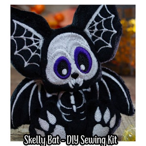 Kit de bricolaje - Peluche de murciélago vampiro - Littlefox&#39;s Toebeans - Esqueleto de murciélago vampiro embrujado