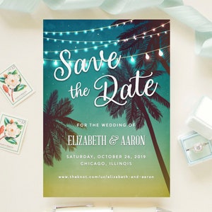 Puede incluir: Invitación de boda "Save the Date" con un tema tropical. La invitación presenta palmeras, luces de cadena y un fondo degradado azul y verde. El texto dice "Save the Date" para la boda de Elizabeth & Aaron, sábado 26 de octubre de 2019, Chicago, Illinois, www.theknot.com/us/elizabeth-and-aaron.