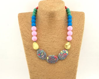 Colorful necklace with big reconstituted oval stones and matte yellow beads