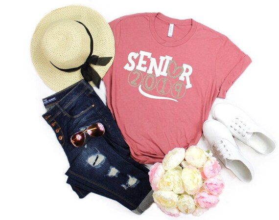 Senior 2019 T-Shirt Graduate Pink Hat High School Gift Tee Senior 2019 T-Shirt Graduate Pink Hat High School Gift Tee