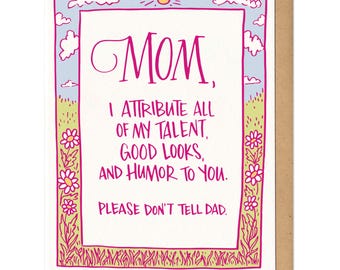Tarjeta de felicitación con el talento, la apariencia y el humor de mamá