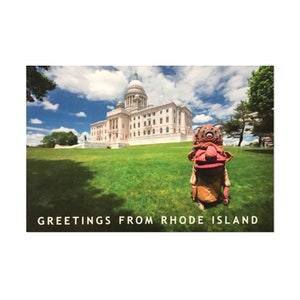 Big Nazo debout sur Statehouse pelouse Providence carte postale