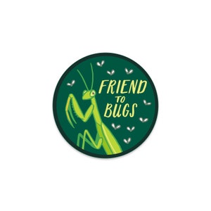 Op de afbeelding: Een groene ronde patch met een groene bidsprinkhaan en de tekst "FRIEND TO BUGS" in geel.