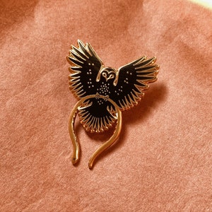 Eule Emaille Pin, 3,5 x 4,5 cm Hard Enamel Pin. Gold-Finish. Schwarze Emaille. Nächtliches Wüstentier, Schlange, Vogel, Geschenkidee, Strumpf Stuffer