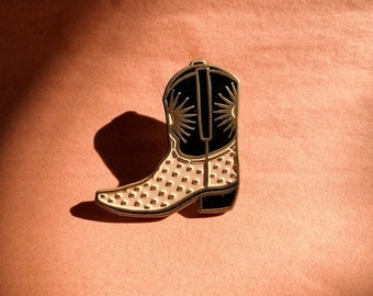 Zacht emailspeld Botita, 1,25" laars, antiek goud. Zacht email zand en zwart, woestijn, cactusspeld, cadeau-idee, cowgirl, cowboy, kousvuller