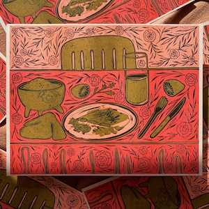 Puede incluir: Una impresión de linóleo de una mesa puesta con un plato de comida, un vaso de jugo, un tazón de salsa, una silla y un juego de cubiertos. La impresión está sobre un fondo rojo con flores rosas y hojas verdes.
