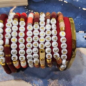 Pulseras de cuentas de arcilla hechas a mano con letras doradas: joyería inspiradora para mujeres y niñas de color