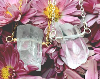 Collar con punta de cristal de cuarzo transparente en bruto / Bañado en oro o plata