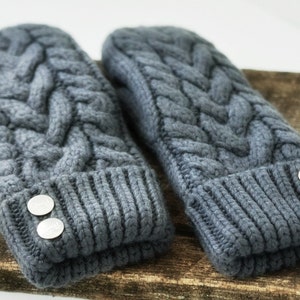 Winteruitverkoop! Grijze kabelgebreide wanten handgebreide wanten Handgebreide kabelgebreide wanten Outdoorwanten Volledig gevoerd cadeau voor haar.