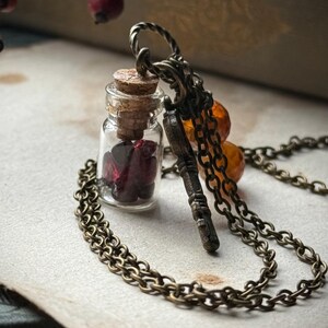 La bière de l'enchanteur. N° 51. Collier grenat Mini Cottage Core bouteille avec breloque clé