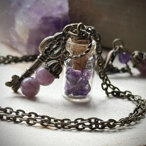 La bière de l'enchanteur. N° 81. Collier petite bouteille en améthyste avec chaîne en or vieilli et breloque clé
