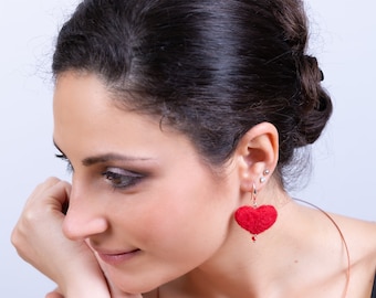 Forma de amor, pendientes corazón, corazón rojo, pendientes de lana roja, pendientes de plata, joyería, pendientes de fieltro, regalo único, regalo ecológico